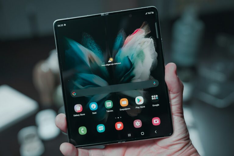 iPhone Duo vs Galaxy Z Fold8: specs, design and buyer considerations